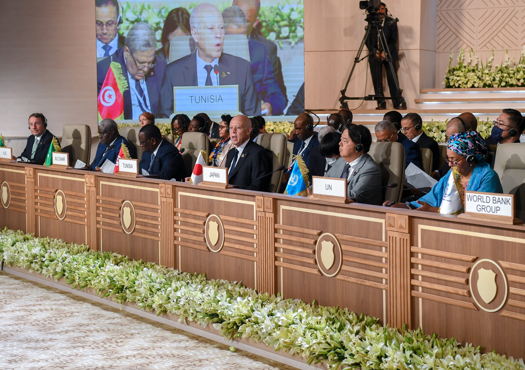 Peut être une image de 11 personnes, personnes debout et texte qui dit ’TUNISIA AUCHAIR TUNISIA JAPAN UN WORLD BANK GROUP’